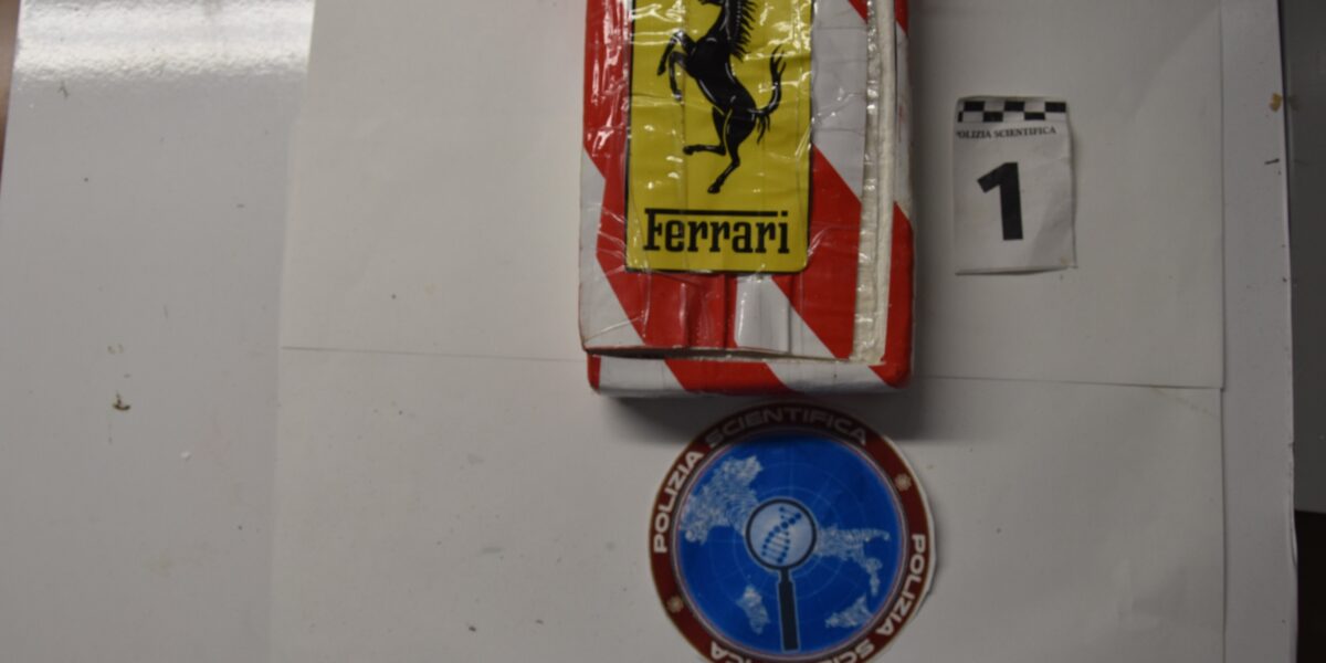 Catanzaro, drug courier with a rented car but without a licence: intercepted with 1.2 kg of pure Ferrari "branded" cocaine