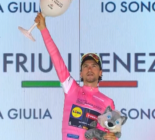Ciccone wears pink in Cosenza: "The dream of a lifetime, I've been chasing this shirt since 2016"