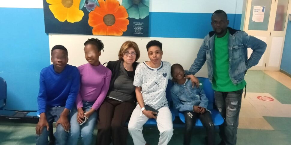 Cicogna in the sky of Locri "delivers" triplets, daughters of a Nigerian couple living in Stignano