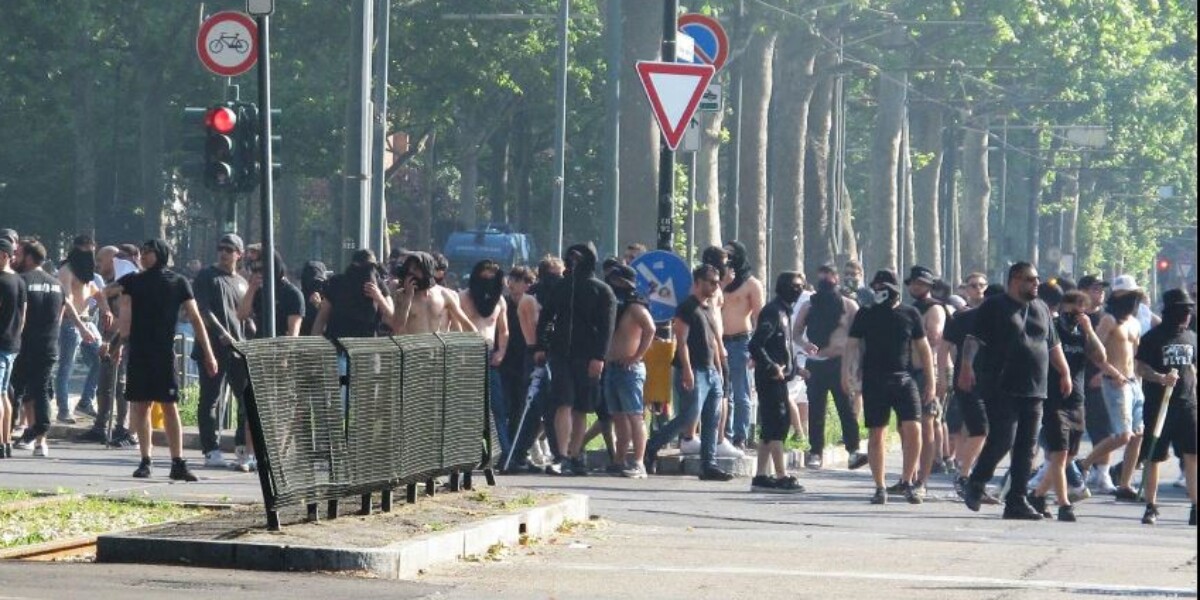 Clashes between fans in Turin, derby doesn't start: 8.45pm matches started late. Skip the contemporaneity