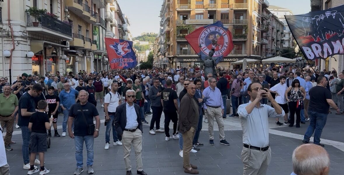 Cosenza raises his voice: “Guarascio, go away!”. The mayor: "Here for a just cause. In which structure will the game be played next year? We don't know..." VIDEO