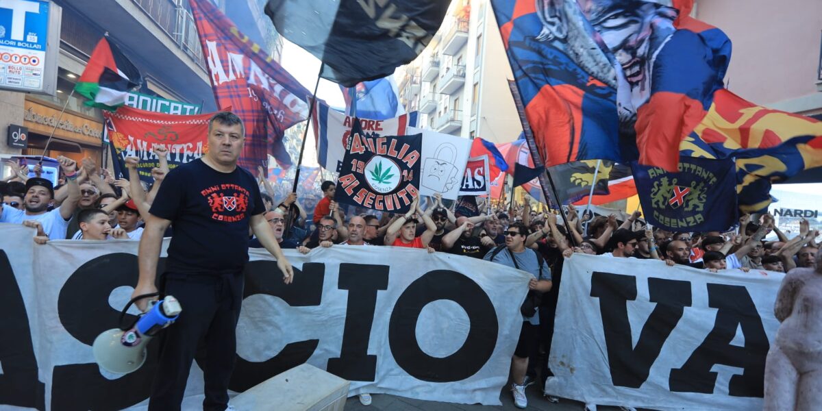 Cosenza united against the Guarascio-Scalise duo, an entire city has given up the property: "Because of them we are ashamed of being Cosenza" PHOTO