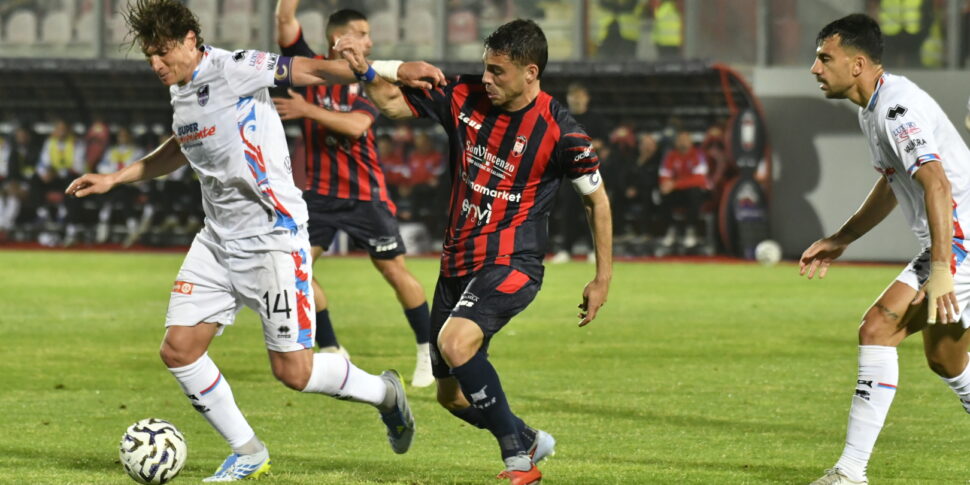Crotone prepares for the match against Cerignola: Gomez and Musso compete for a shirt