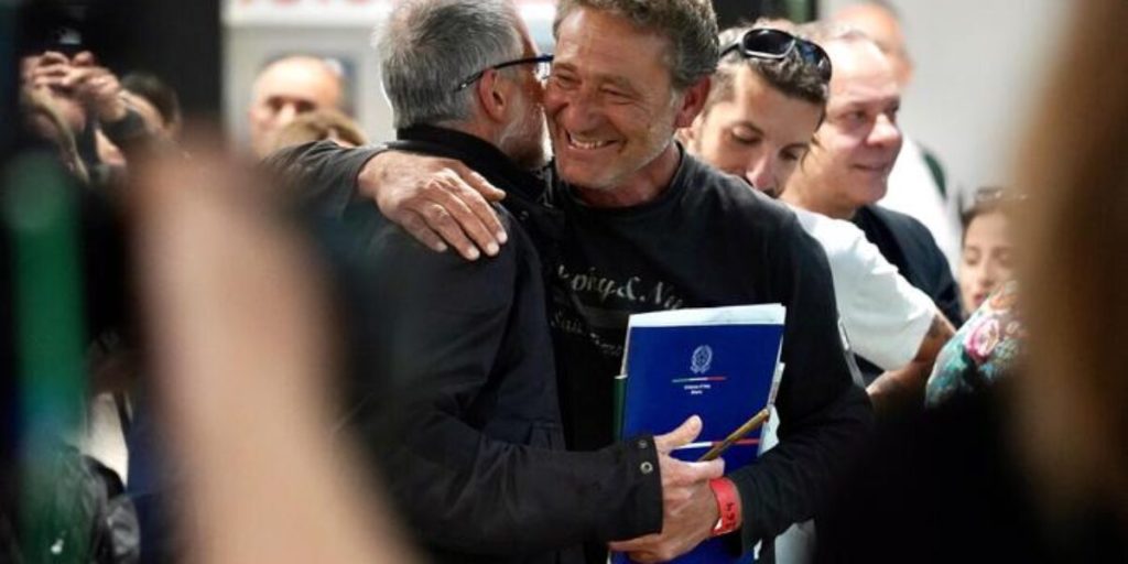 Flotilla activists. Mantovani and Carotenuto: "We were beaten, with handcuffs and chains on our ankles"