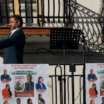 He moves like a puppet and wears a long nose, candidate Chiarello's gag: "Hi Campana, I'm your mayor-Pinocchio!" VIDEO
