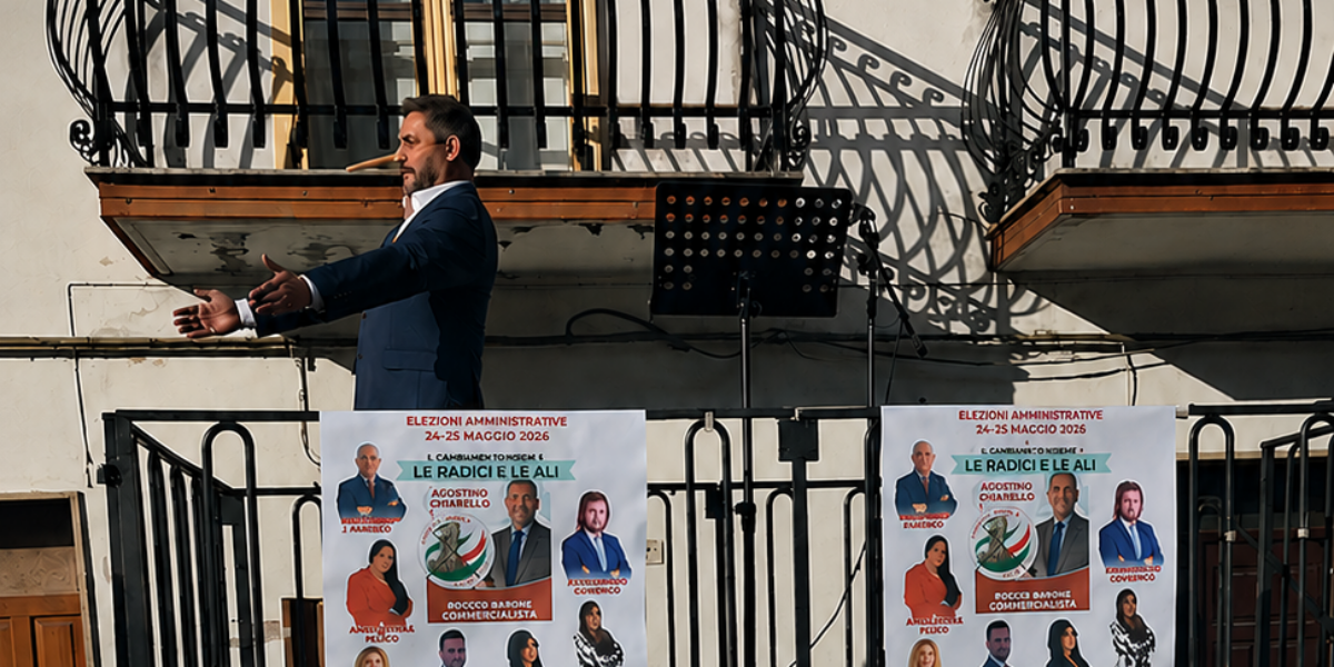 He moves like a puppet and wears a long nose, candidate Chiarello's gag: "Hi Campana, I'm your mayor-Pinocchio!" VIDEO