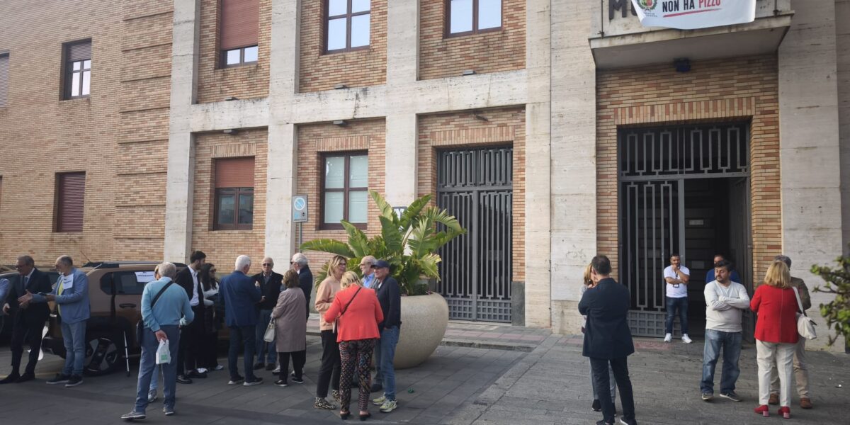 In the square in Vibo against intimidation: institutions and municipal employees