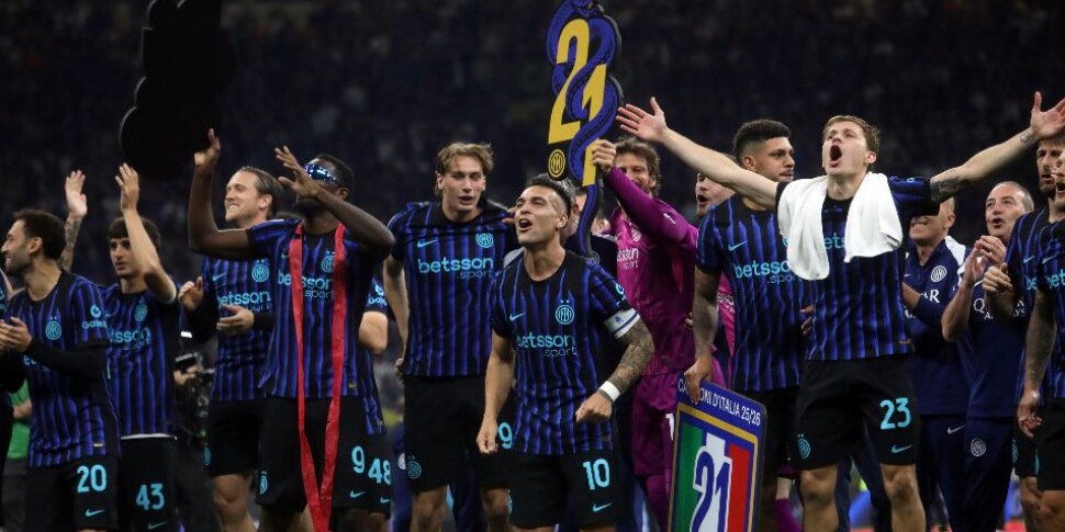 Inter triumph: the success against Parma is worth the 21st tricolour. Thuram and Mkhitaryan sign the party