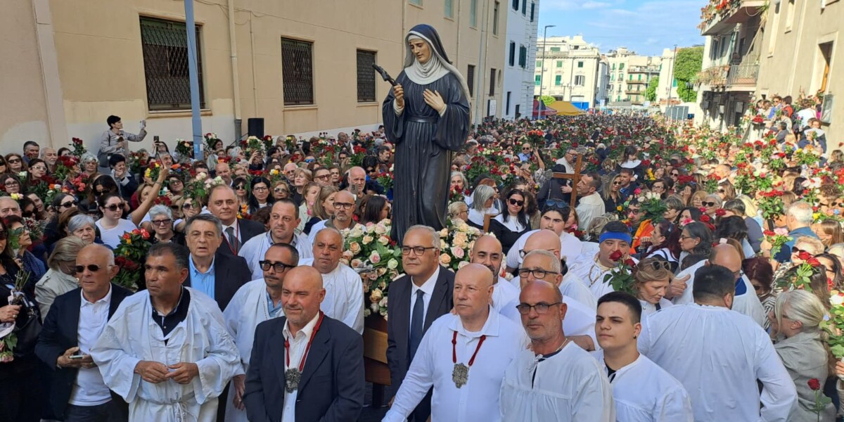Messina, crowd of faithful for the procession of Santa Rita da Cascia PHOTO