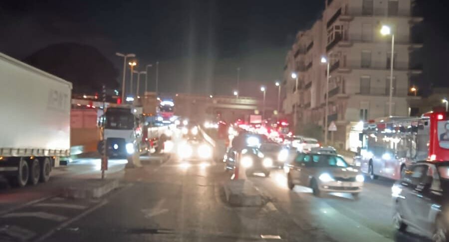 Messina, dirt on the asphalt in Galati: traffic slowed down on State Road 114