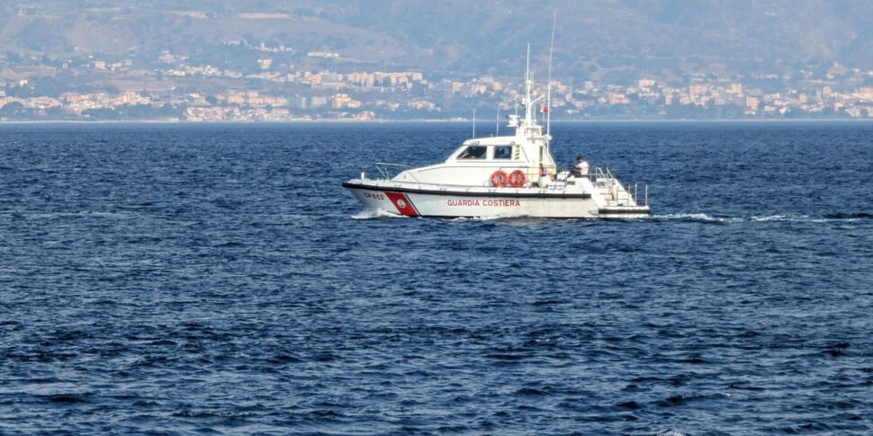 Messina, surfer in difficulty in the Strait: saved by the Coast Guard