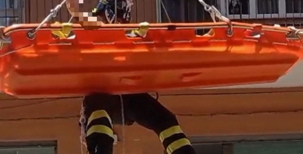 Milazzo, woman falls at home: firefighters recover her from the balcony with the ladder truck