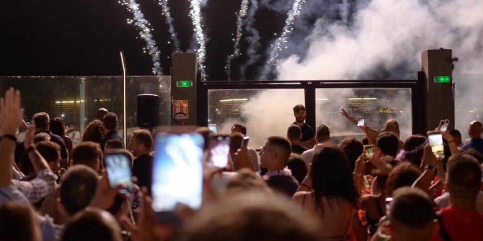 Nightlife out of control on the northern coast of Messina: packed clubs and suspended evenings