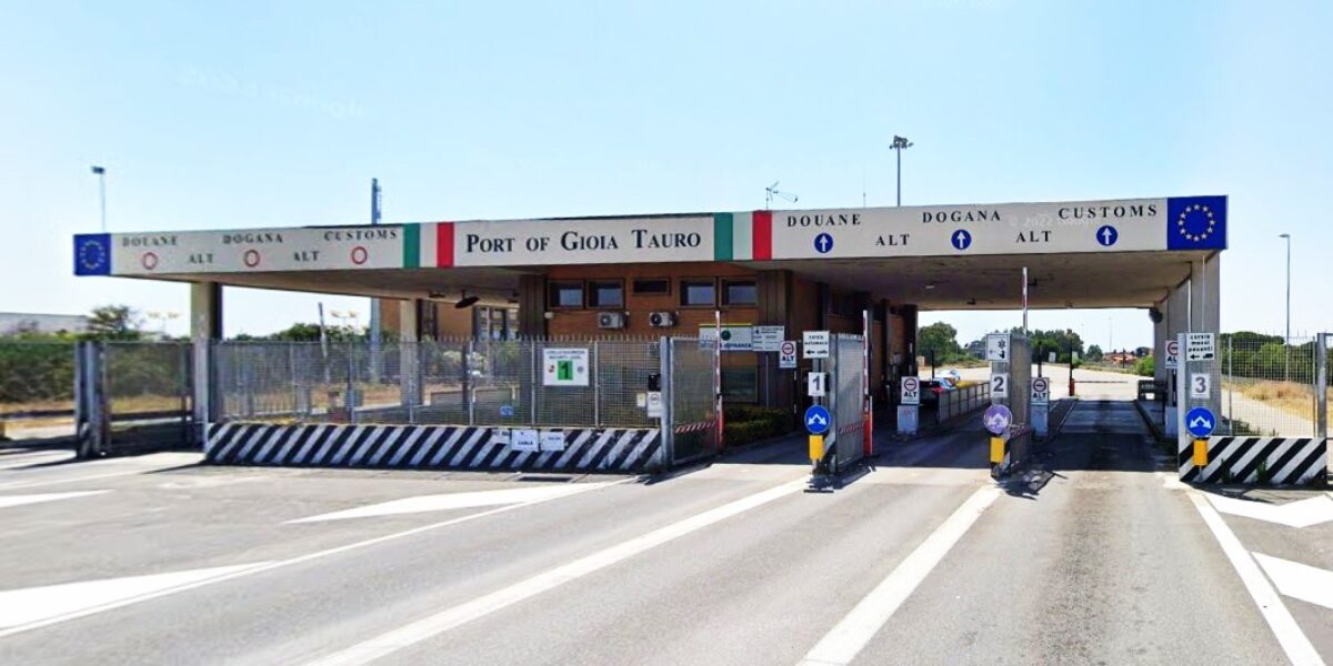 Port of Gioia Tauro, garrison at the gate against the transit of war material