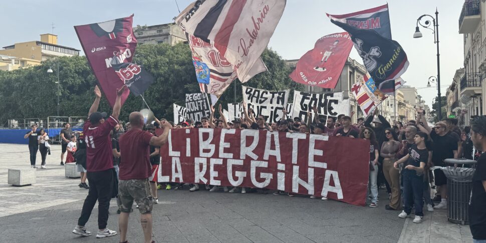 Reggina flies to the playoff final: a penalty from Di Grazia knocks out Athletic Palermo. Fans protest