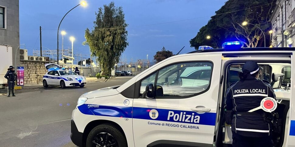 Reggio, motorcyclist attacks a Local Police patrol on Corso Garibaldi: arrested