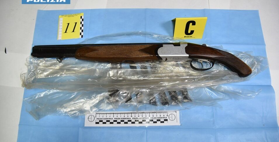 Rifles and hundreds of cartridges hidden in an uninhabited house. It is yet another arsenal discovered in Reggio Emilia