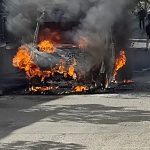 School bus on fire in the town centre, near tragedy in Cerchiara di Calabria: save the students