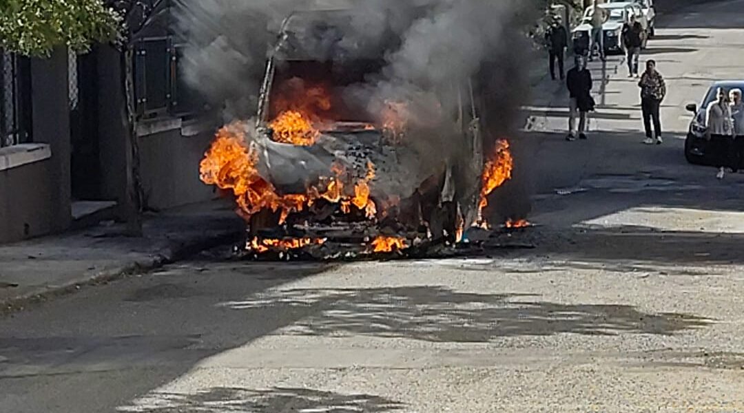 School bus on fire in the town centre, near tragedy in Cerchiara di Calabria: save the students