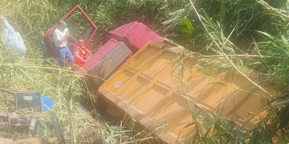 Serious accident on the SS18 in Fuscaldo: truck falls into a cliff, the driver is seriously injured