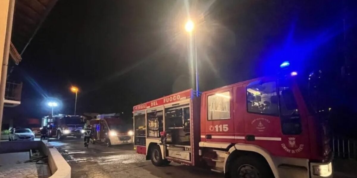 Sersale, fire devastates the "Salumificio Rosa" factory