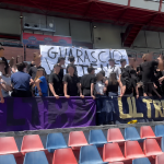 Tension at the "Marulla" during a match between students: steward intervenes to raise a banner, minor falls and hurts himself