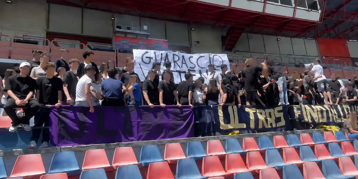 Tension at the "Marulla" during a match between students: steward intervenes to raise a banner, minor falls and hurts himself