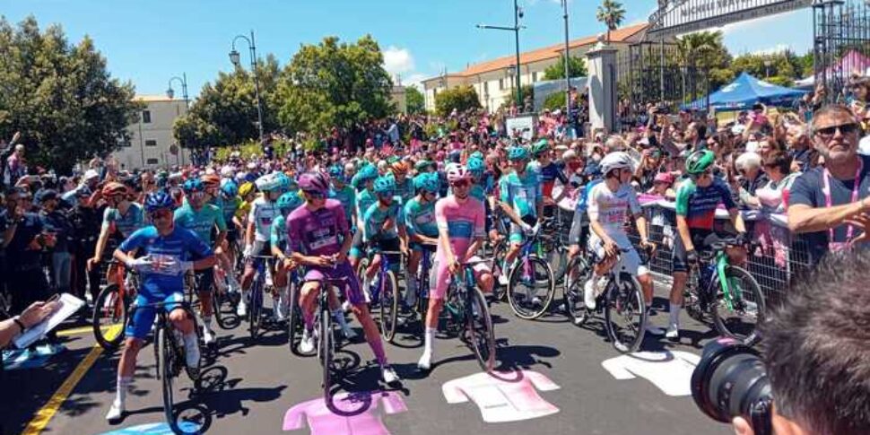 The Giro d'Italia started again from Catanzaro, great celebration and participation PHOTO