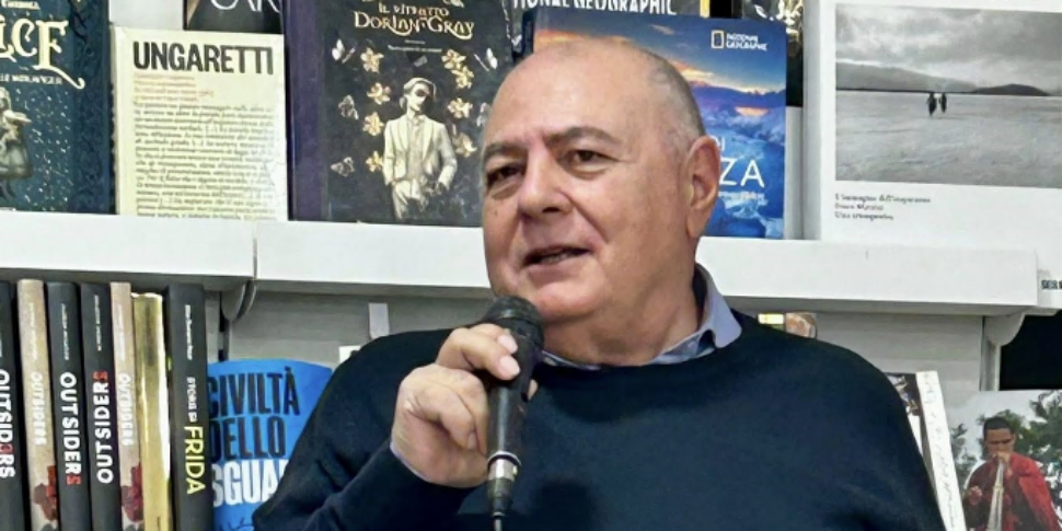 The light of Mana Ghe against "black souls". Gioacchino Criaco talks to us about his new novel
