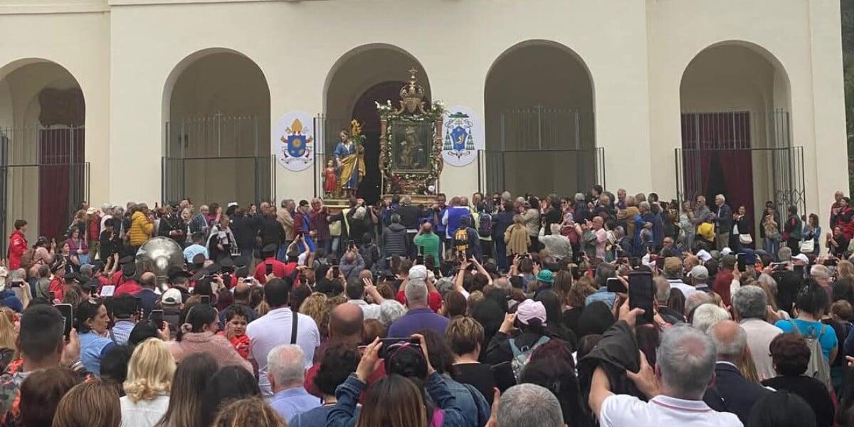 The night of the Madonna of Porto di Gimigliano, thousands of pilgrims walking towards the Sanctuary in the heart of the 400 year Jubilee