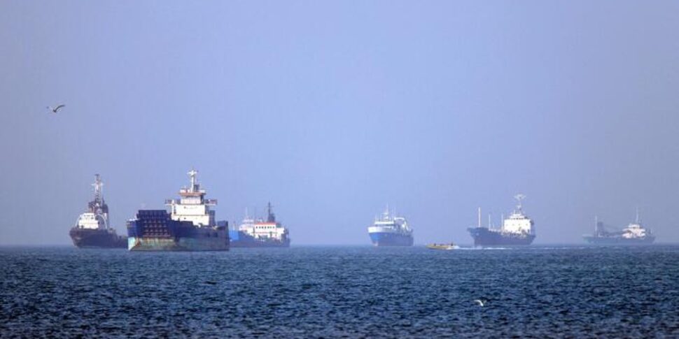 Trump thinks again: suspension of Project Freedom in Hormuz. French ship hit in the Strait, China: "Stop hostilities"