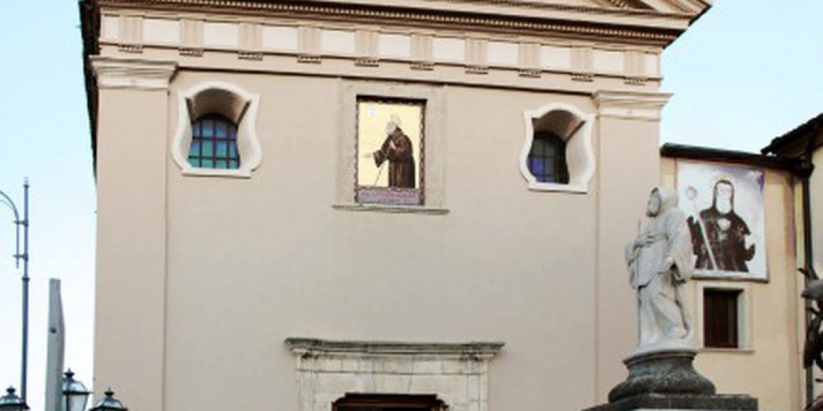 Two of them mug an old woman in the historic center of Corigliano