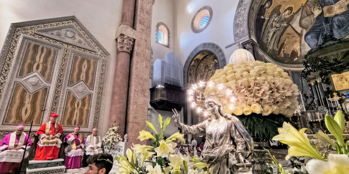 Messina gathers around its Patron Saint: a river of faithful for the Madonna della Lettera PHOTO