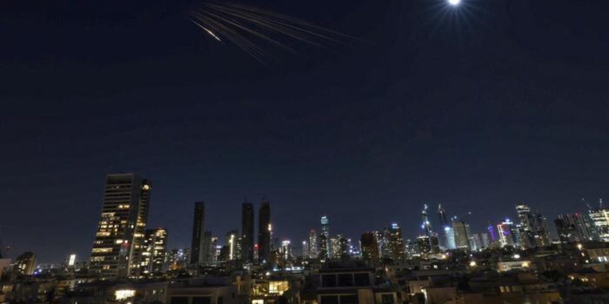 Israel attacks Tehran. The fury of the Houthis: "Stop Israeli ships in the Red Sea". Trump had asked Netanyahu not to respond to Iran
