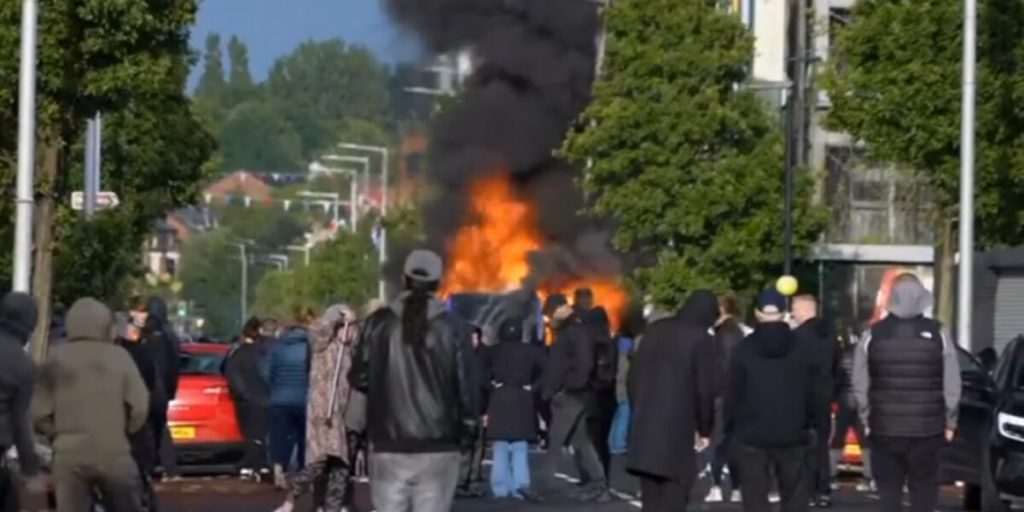 Anti-migrant riots in Belfast, houses burned and hunting of foreigners