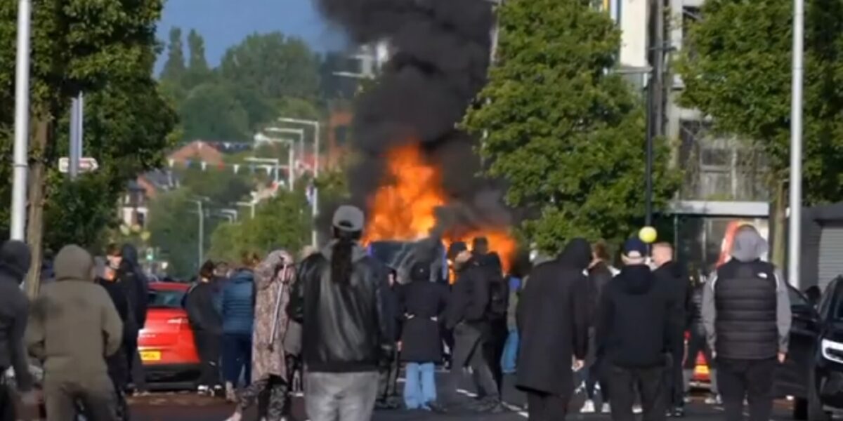 Anti-migrant riots in Belfast, houses burned and hunting of foreigners