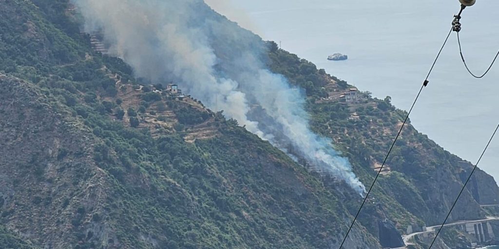 Big fire on the ridge between Gliaca and Gioiosa Marea: fear on the recently reopened road