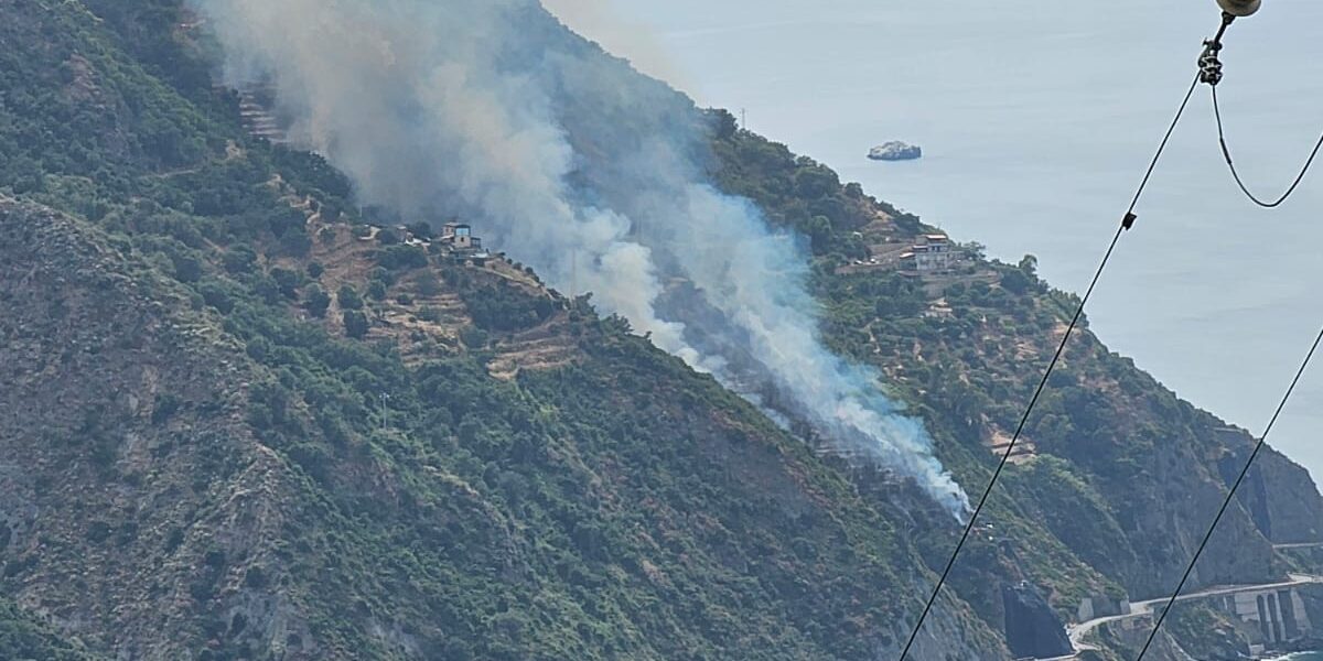 Big fire on the ridge between Gliaca and Gioiosa Marea: fear on the recently reopened road