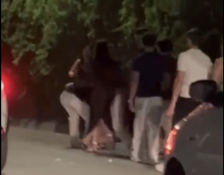 Car tries to run over young people after a fight, shocking video from Taormina. De Luca: “Not tolerable, it's attempted murder”