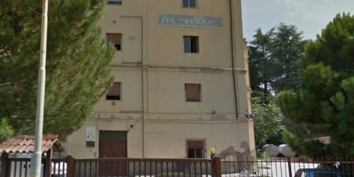 Cosenza, the former “Serra” school at the center of the housing crisis. Prendocasa attacks: «Social housing immediately, let politicians decide which side to take»
