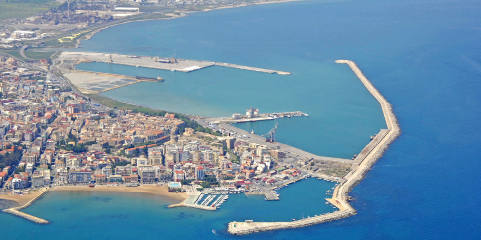 Crotone, new landing at the port: 57 migrants rescued after a week-long journey