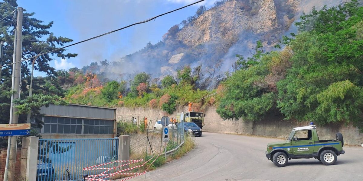Fire in Gioiosa Marea, seven hectares of land destroyed. Canadair and helicopters in action