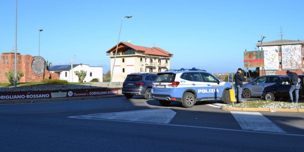 He attacks his elderly mother even in front of the police, 51-year-old arrested in Corigliano