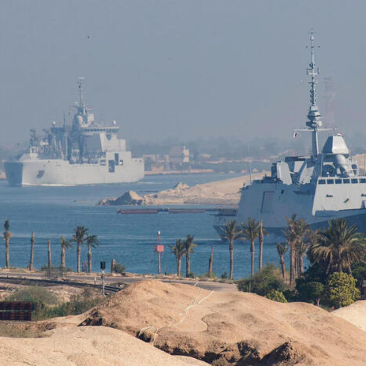 TOPSHOT - A handout picture released by the Marine Nationale (French Navy) on May 6, 2026 shows the French Navy's Carrier Strike Group that includes the flagship aircraft carrier Charles de Gaulle (unseen) and its escort transiting the Suez Canal en route to the southern Red Sea to pre?position for a possible mission to restore navigation in the Strait of Hormuz. Washington believes it is close to reaching an agreement with Iran to reopen the Strait of Hormuz and end the war, US news outlet Axios reported, citing two US officials. (Photo by Handout / Marine Nationale / AFP) / RESTRICTED TO EDITORIAL USE - MANDATORY CREDIT "AFP PHOTO / MARINE NATIONALE (FRENCH NAVY)" - HANDOUT - NO MARKETING NO ADVERTISING CAMPAIGNS - DISTRIBUTED AS A SERVICE TO CLIENTS