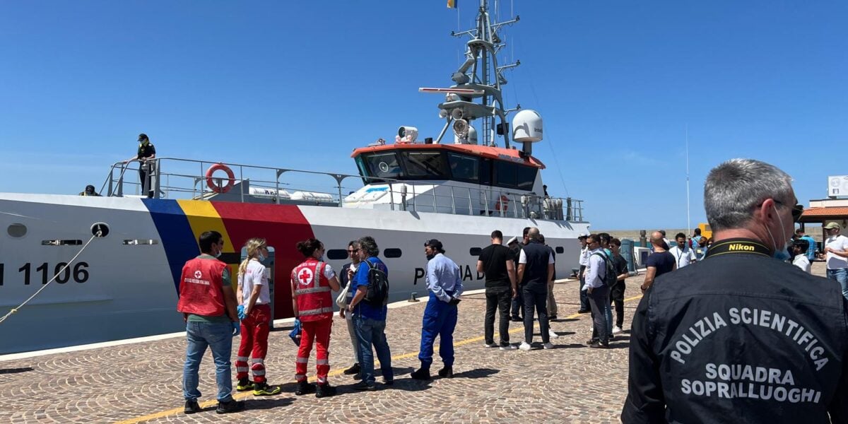 Landing at the port of Crotone, 29 migrants saved after days adrift