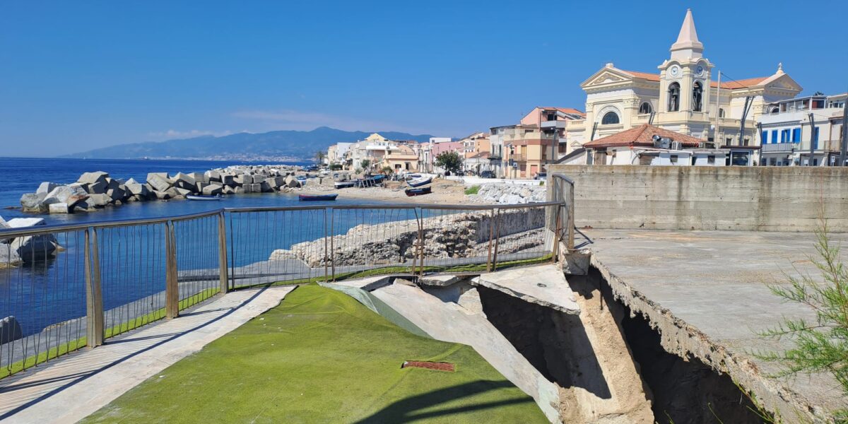 Messina, so much desire for summer in Torre Faro, but... The square collapses: "This way we lose the heart of the village"