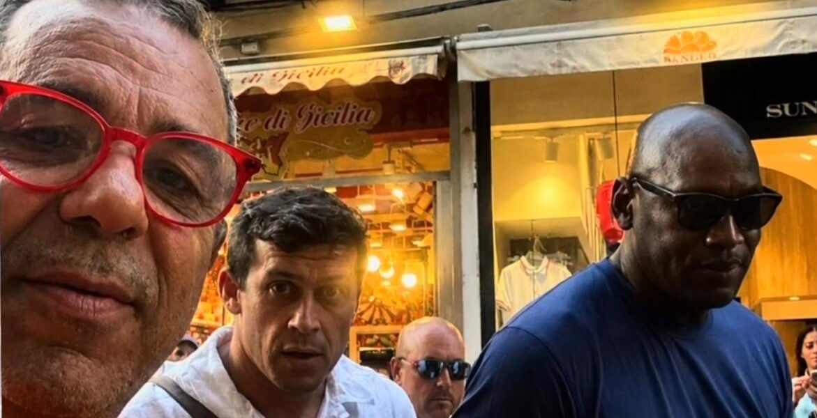 Michael Jordan returns to Taormina: a walk through the streets of the center for the basketball Goat VIDEO