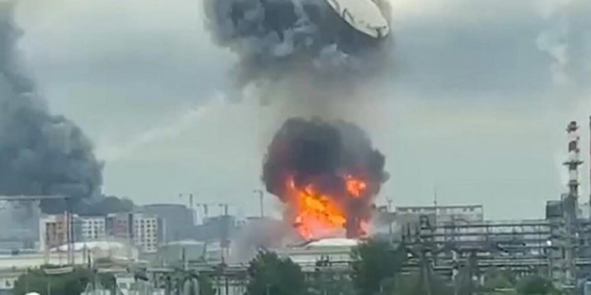 Moscow under a rain of drones. Zelensky: "It will burn with us." Refinery set on fire, Lavrov promises harsh response