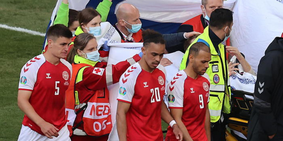 New illness for Eriksen: he touches his chest and collapses on the pitch in Denmark-Ukraine. But he is conscious and well