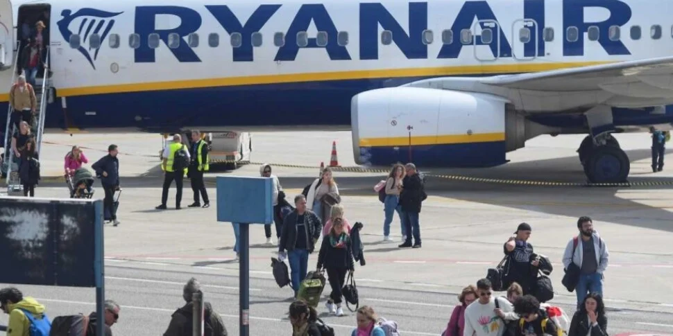 Ryanair gives in after the investigation: goodbye to the disputed surcharge for families